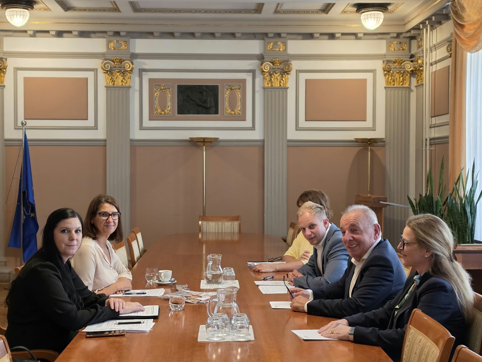 Ministrstvo nadaljuje dialog o predlogu Zakona o dostopnosti in uporabi plačilnih sredstev